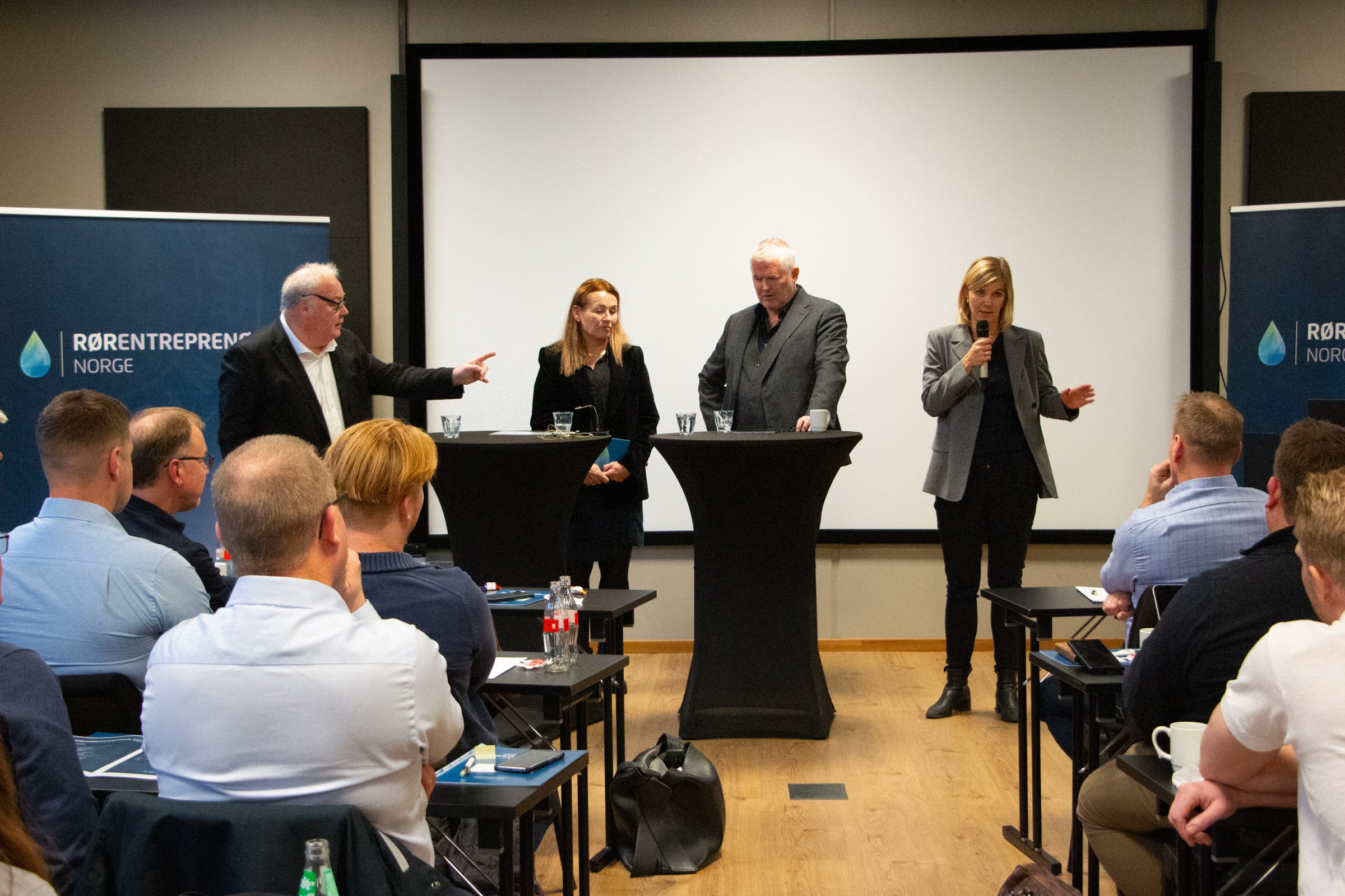 I tillegg til å holde egne presentasjoner, var Bård Folke Fredriksen, adm. dir i NBBL, Elisabeth Sæther, statssekretær i Energidepartementet, og Per-Arne Horne, direktør i Direktoratet for Byggkvalitet (DIBK), med i panelsamtalen med temaet “Fra festtaler til praktisk handling”. Det var Eli H. Eide, fagsjef i RørNorge, som var samtaleleder og ønsket svaret på “Hvordan når vi målene om nullutslipp og bygg som varer?”