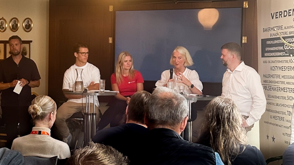 Paneldebatt på Arendalsuka (f.v.): debattleder Morten Jacobsen i Hekt, snekkerinfluenser Noah Askjer, Jeanett Romslo fra Fagforbundet Ung, Marianne W. Røiseland, adm. dir i RørNorge og Tormund Hansen Skinnarmo fra Mesterbrevnemda.