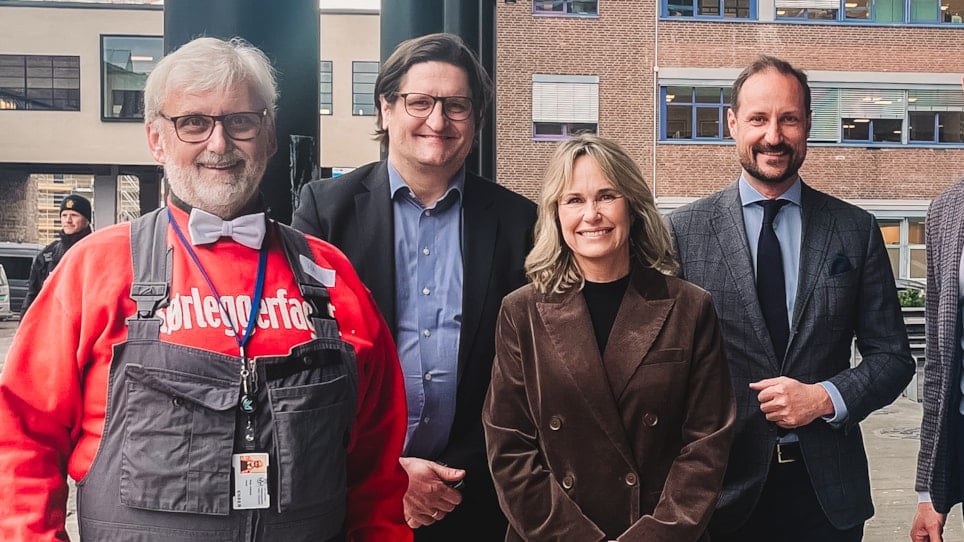 Utenfor Kuben yrkesarena: (f.v.) Helge Andersen, styreleder for lærlingsenteret, Remi Pettersen, direktør, Kuben yrkesarena, Anne Lindboe, ordfører i Oslo, og Kronprins Haakon.