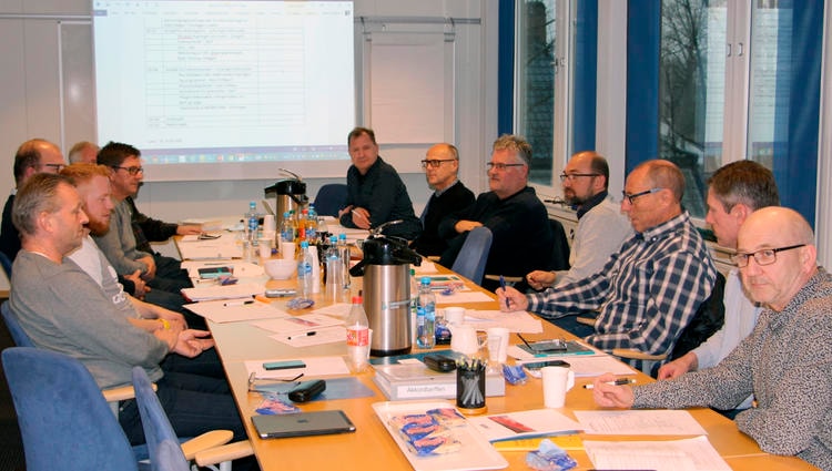 Venstre side: (Fellesforbundets representanter) Finn Gunnar Domben, Petter Krigsvold, Dag Mathisen, Jorge Dahl, Kjell Arild Lier Høyre side: (Rørentreprenørene Norges representanter) Oddgeir Tobiassen (sekretær), Geir Thollefsen, Gunnar H. Qvam, Thomas Jørs, Odd Pedersen, Jens Løvås, Jens Gustav Haseth