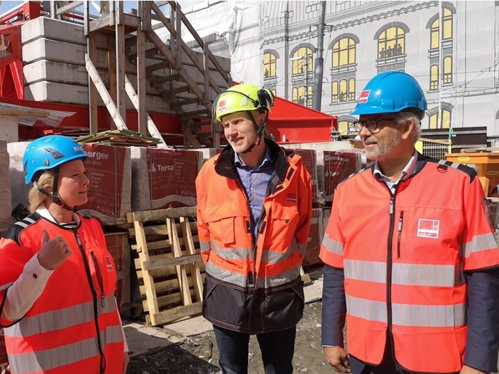 Statsråd Anniken Haugli, konserndirektør Bygg Hans Olav Sørli fra Veidekke og administrerende direktør Jon Sandnes fra BNL. (Foto:Veidekke)