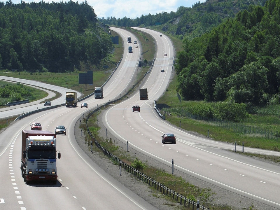 Regjeringen har stengt skoler og barnehager, og iverksatt de mest inngripende tiltakene overfor borgere og bedrifter i fredstid. Samtidig har flere kommuner innført lokale karanteneregler og reiserestriksjoner som forverrer situasjonen for mange bedrifter.